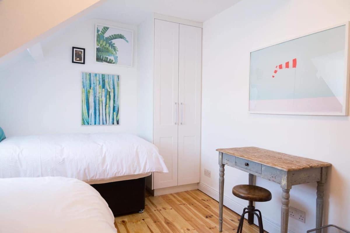 Apartments In Dingle Town Center Екстериор снимка