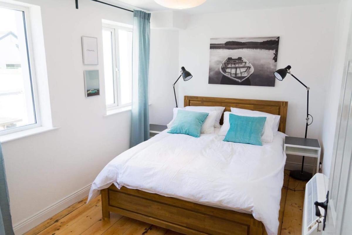 Apartments In Dingle Town Center Екстериор снимка