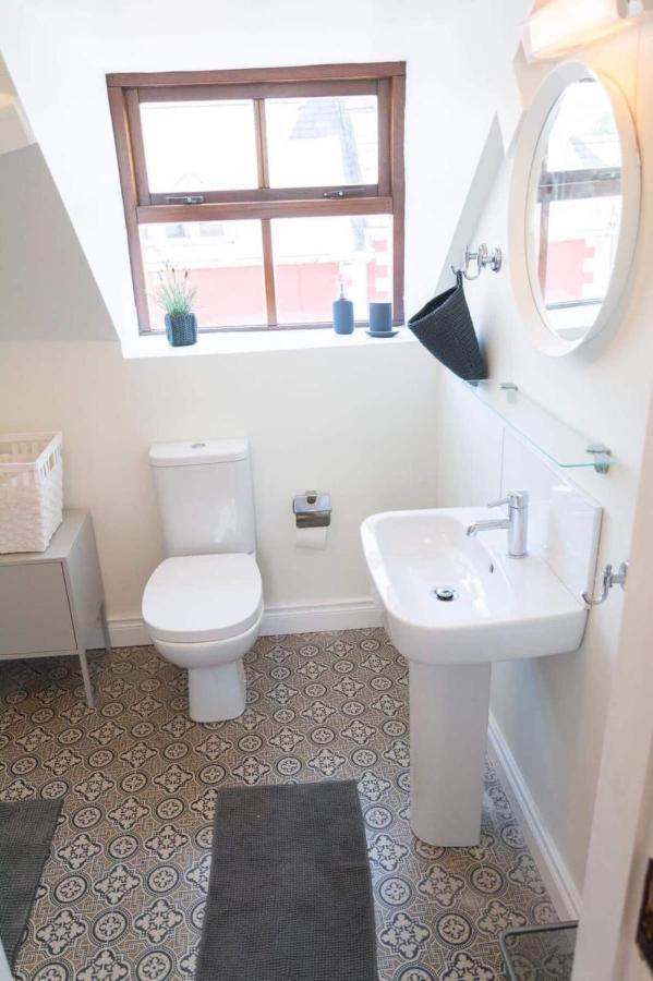 Apartments In Dingle Town Center Екстериор снимка