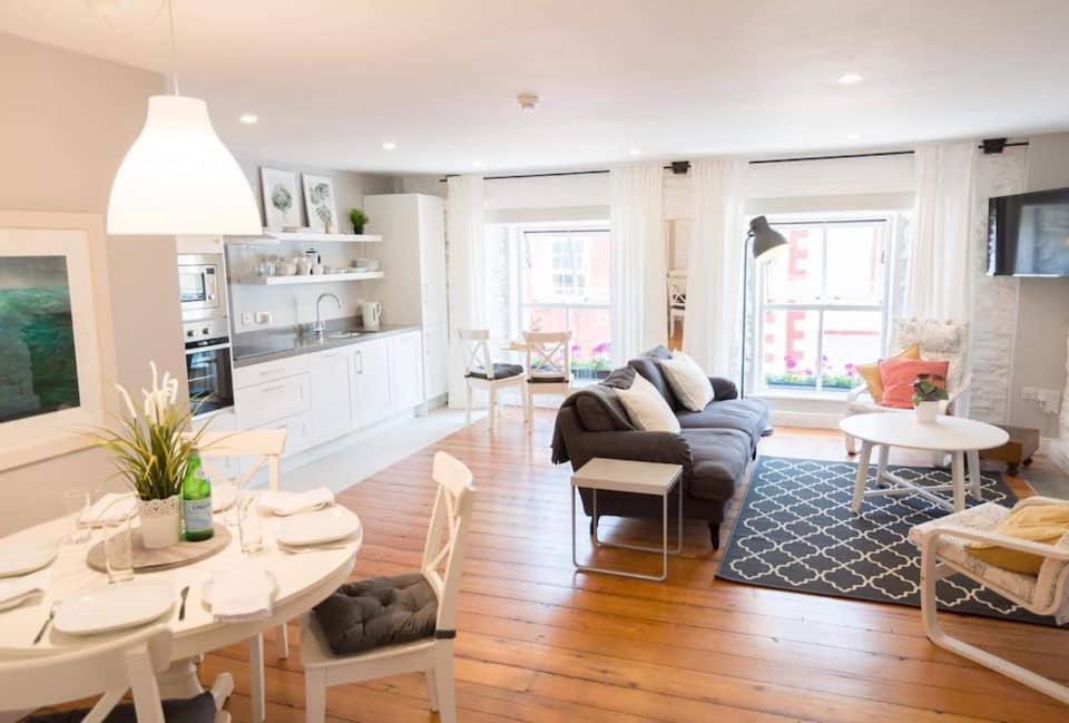 Apartments In Dingle Town Center Екстериор снимка