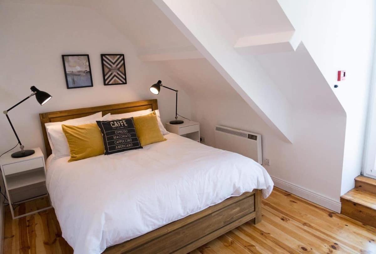 Apartments In Dingle Town Center Екстериор снимка